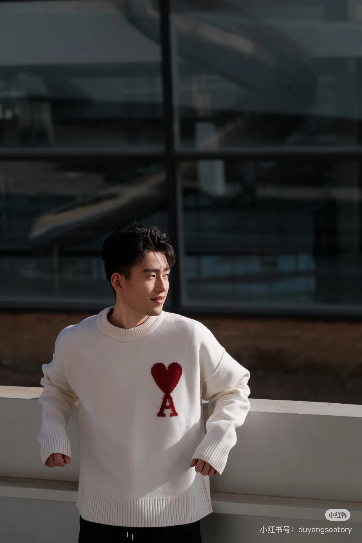 [Upper body picture] Ami Red love crew neck sweater